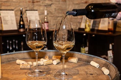 Detailné zábery na gastronomické špeciality reštaurácie a výber slovenských vín