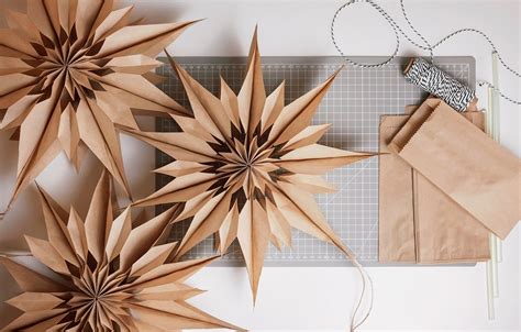 Detailná inštruktážna schéma, ako vyrobiť vianočnú ozdobu z papierových slamiek.