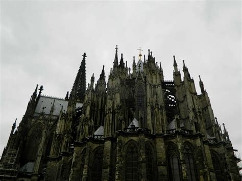 Tematické foto Kolínskej katedrály v noci s davmi ľudí