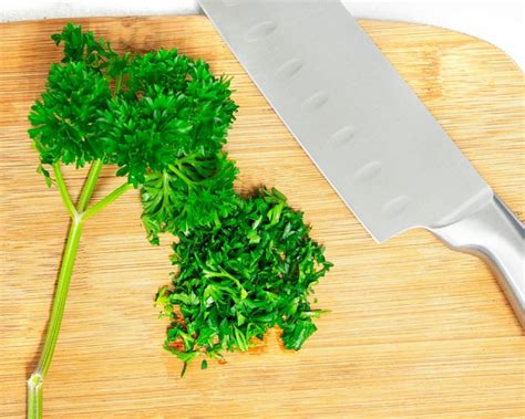 Surové ingrediencie na prípravu slanej veľkonočnej baby, vrátane údeného mäsa, rožkov a čerstvej petržlenovej vňate