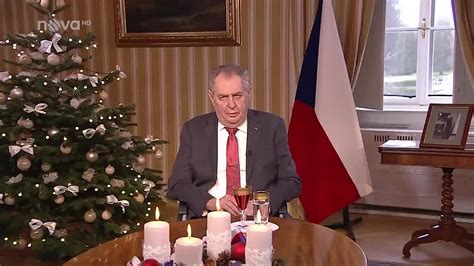 Záber na Miloša Zemana pri vianočnom posolstve alebo v spoločnosti svojho verného fanúšika Pavla Kočiša
