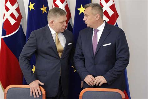 Trojica lídrov koaličných strán, Andrej Danko, Robert Fico a Béla Bugár, počas rokovania