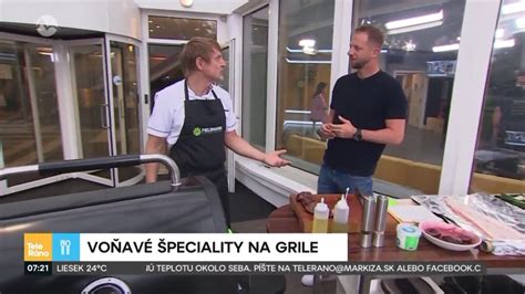 šéfkuchár pripravuje steak na grile