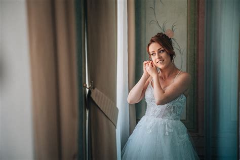 Ilustračná fotografia profesionálneho svadobného fotografa pri práci v exteriéri.