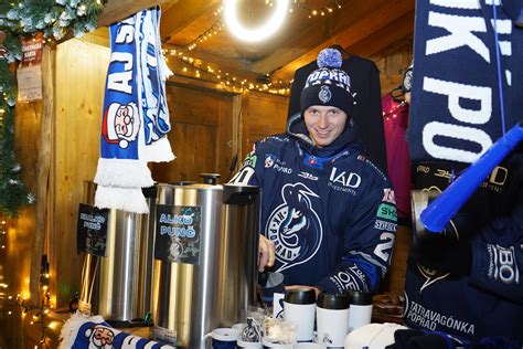 Záber na stánok Lions klubu s vianočným punčom na vianočných trhoch