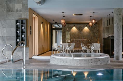 interiér wellness centra s bazénom a relaxačnými zónami