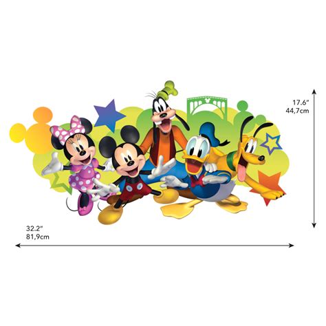 Koláž s detskými hračkami a aktivitami s motívom Mickey Mouse