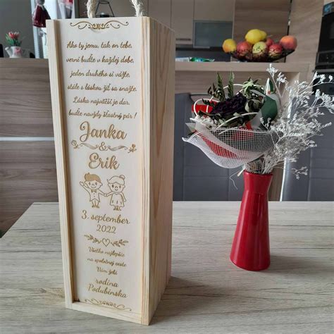 Svadobný pár prijal personalizovaný darček - gravírovanú fľašu šampanského a poháre.