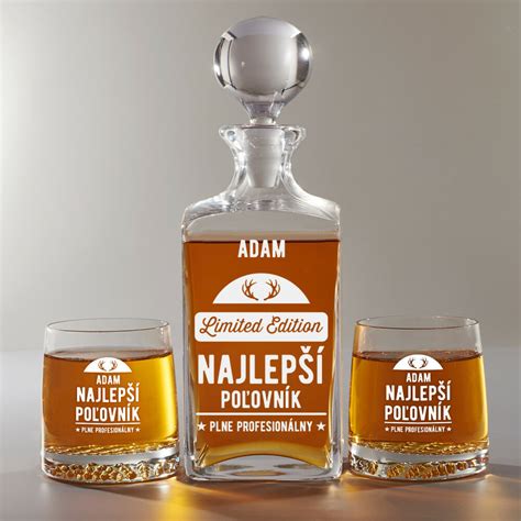 Muž sa teší z darčeka - luxusnej karafy na whisky s pohármi.
