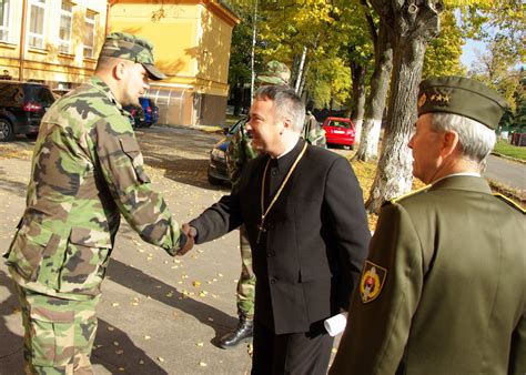 Fotografia prezidentky s vojakmi na zahraničnej misii