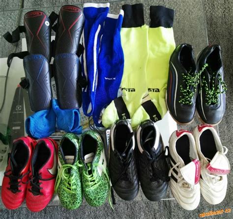 ilustrácia rôznych futbalových potrieb ako lopty, kopačky, chrániče