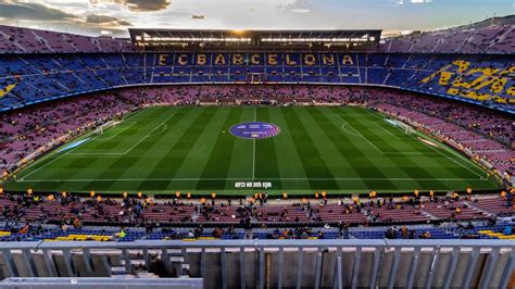 logo FC Barcelona s futbalistami na štadióne Camp Nou