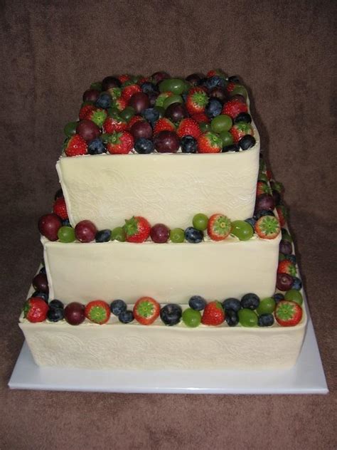 Detailný záber na vrstvenú penovú tortu s čerstvým ovocím a krémom