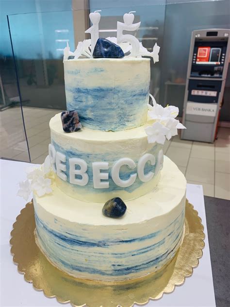 Schéma vrstvenia penovej torty: korpus - krém - ovocie - korpus