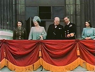 Princezná Alžbeta (vľavo) s rodinou a Winstonom Churchillom na balkóne Buckinghamského paláca počas druhej svetovej vojny.
