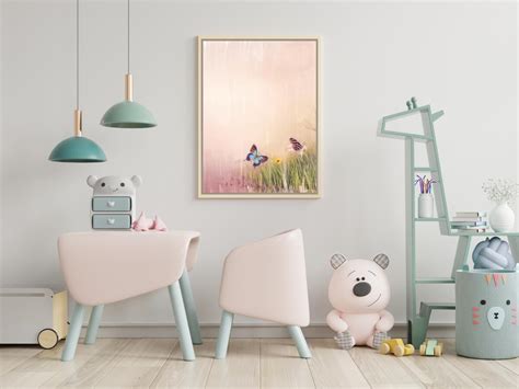 Nástenné nálepky s jarnými motívmi v detskej izbe.