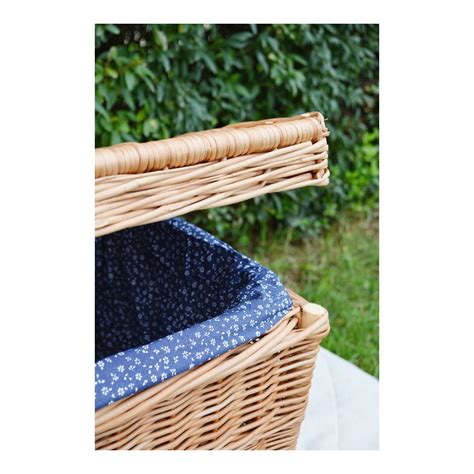 Prútené koše s hračkami v detskej izbe.