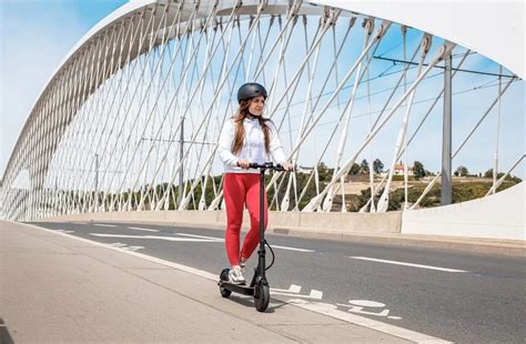 Tematická fotografia elektrickej kolobežky v mestskom prostredí