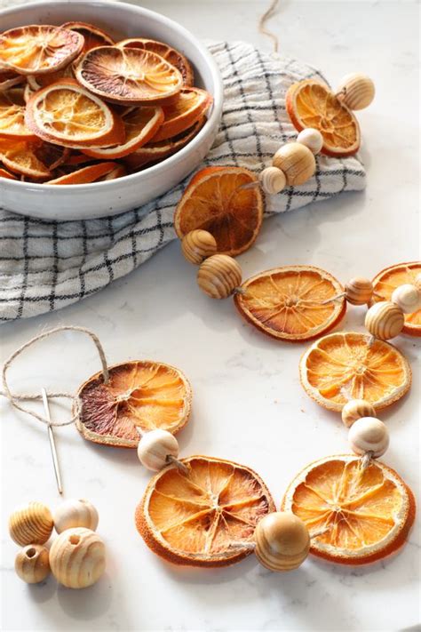 Zmes sušených plátkov pomarančov, limetiek a grapefruitov pre vianočné dekorácie