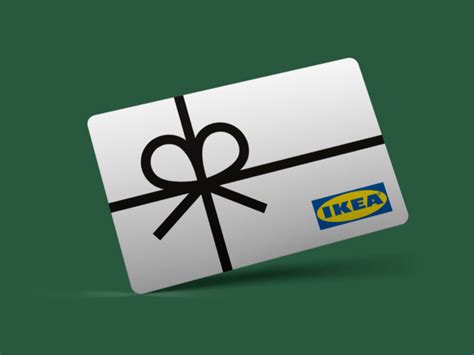 Tematické foto: Darčeková karta IKEA s logom a rozmazaným pozadím obchodu