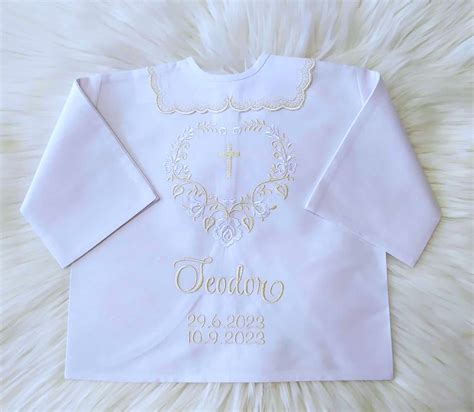Ilustračné foto jemnej bavlnenej košieľky na krst s výšivkou