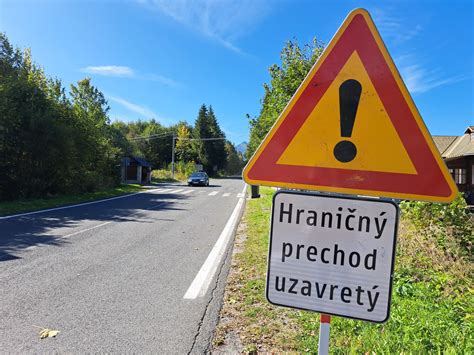 Zastavenie na hraniciach: symbolická ilustrácia autobusovej cesty a hraničnej kontroly