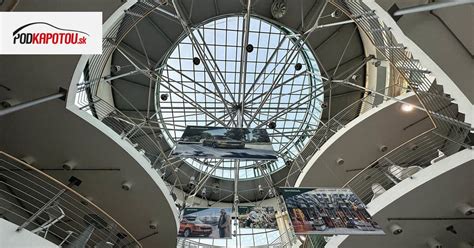 Interiér galérie s vystavenými umeleckými dielami a prvkami industriálnej architektúry