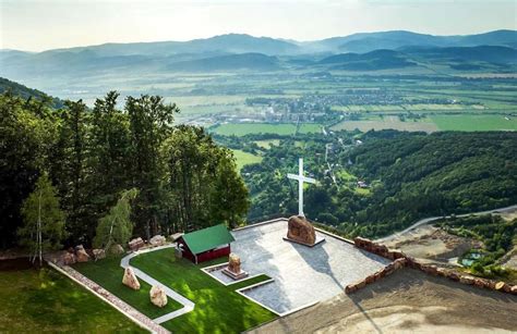 Panoráma vrchu Butkov s dominantným krížom a skalným sanktuáriom