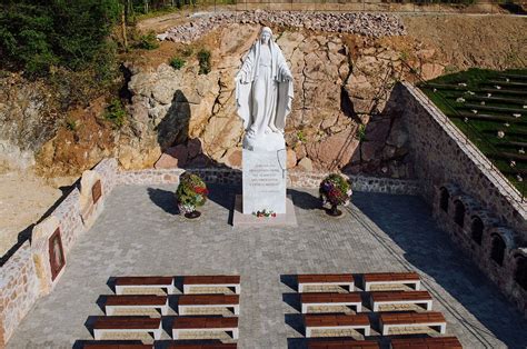 Detail jedného zo zastavení Krížovej cesty Božieho milosrdenstva na hore Butkov