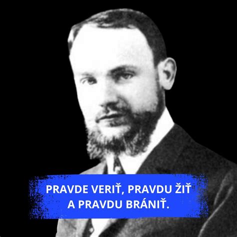 Portrétna fotografia Roba Rotha zachytávajúca jeho charakteristický výraz a prejav.