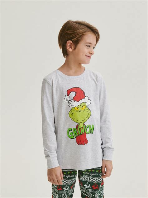 Detské vianočné oblečenie - rôzne druhy šiat, košieľ a teplákových súprav s vianočnými motívmi.