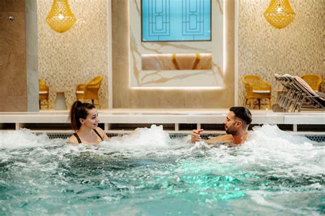 Ilustračná fotografia: Pár na romantickej večeri alebo relaxačnom pobyte v kúpeľoch.