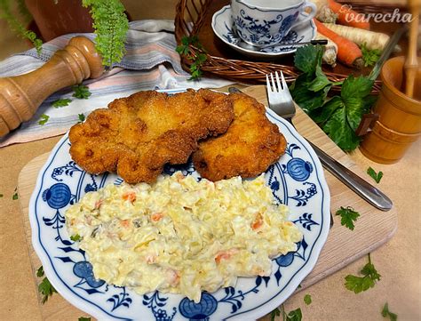 Ingrediencie na tradičný zemiakový šalát: varené zemiaky, mrkva, vajcia, kyslé uhorky, cibuľa, majonéza