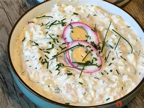 Hotový vajíčkový šalát ozdobený pažítkou, pripravený na podávanie