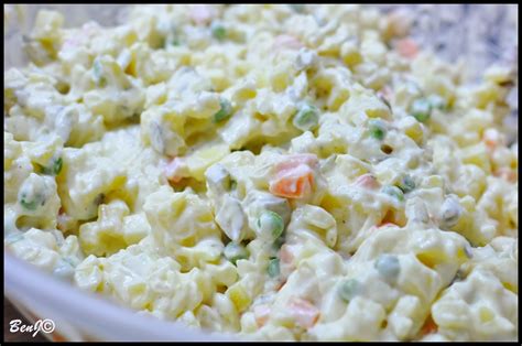 Zemiakový šalát pripravený s jogurtom a čerstvou zeleninou