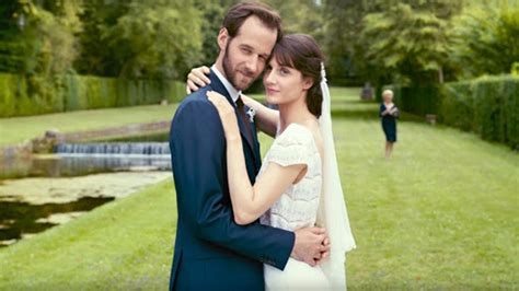 Záber z filmu Kým nás svadba nerozdelí, zobrazujúci chaotickú scénu zo svadobnej hostiny s personálom v akcii.