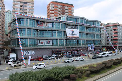 Záber na rušné a vyzdobené obchodné centrum počas narodeninovej oslavy