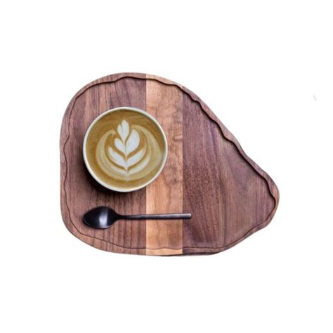 Ukážka rôznych handmade výrobkov, ako sú drevené podnosy, zdobené poháre a vyšívané textílie.