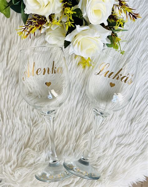 Ilustrácia rôznych personalizovaných darčekov, ako sú gravírované poháre a personalizované tričká.