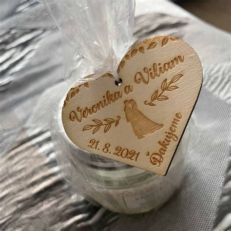 Detailný záber na gravírované alebo maľované mená mladomanželov na svadobných pohároch