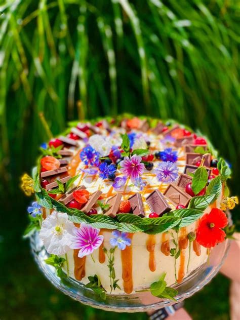 Torta zdobená motívmi záhrady alebo cestovania