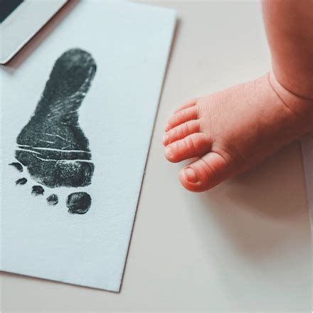Pohľadnica s odtlačkami detských nôh a otcových topánok