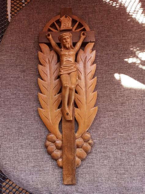 Detail ručne vyrezávaného dreveného betlehema