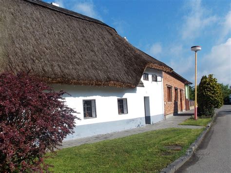 Záber na exteriér Pútnického mlyna v Mariánke zasadeného do prírodného prostredia.