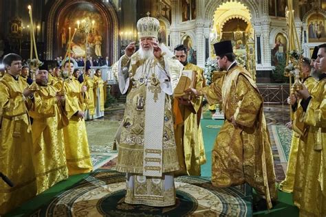 Pravoslávni veriaci počas vianočnej liturgie k sviatku narodenia Ježiša Krista.
