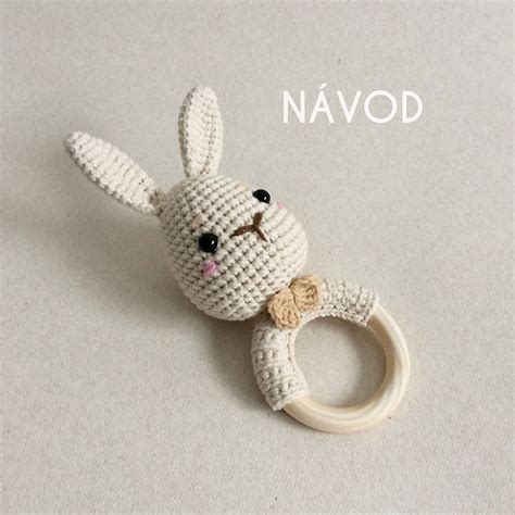 Tematická fotografia hotového ponožkového zajka s vyrezanými ušami