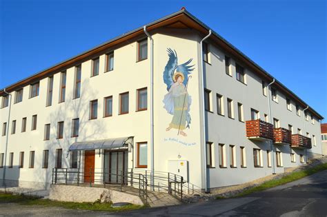 Maľba sv. archanjela Rafaela na budove Domu sv.