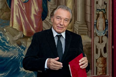 Kvety na pietnom mieste venované Karlovi Gottovi