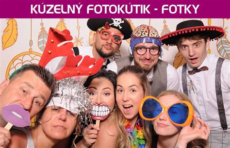 fotokútik so zábavnými rekvizitami a šťastnými hosťami