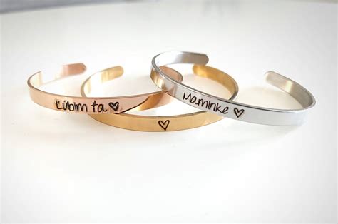 fotografia minimalistického šperku s gravírovaním mena na krku modelky